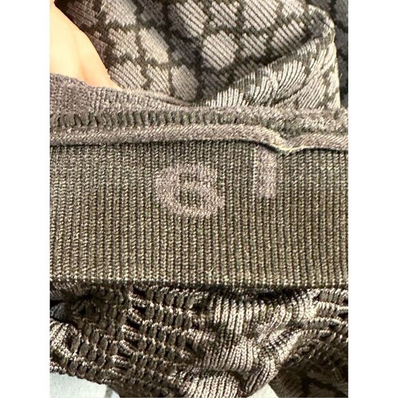 Lululemon EUC size 6 In the Flow Crop II Seamless Ruched Leggings - black gray - Picture 7 of 8